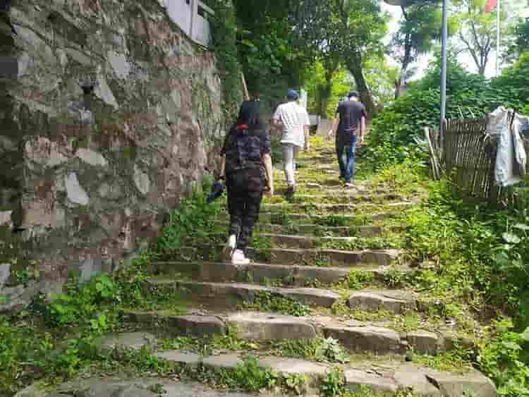 格瑞樂環(huán)保團(tuán)建活動(dòng)第二站--東方山。經(jīng)過上午黃石國家礦山公司的團(tuán)建，格瑞樂的小伙伴們對團(tuán)建的熱情逐漸的高漲起來，一到東方山腳下小伙伴就開始對自己進(jìn)行全方位的消毒，手上、鞋底、衣服上都噴上了消毒酒精，準(zhǔn)備好之后立馬就開始了登山。